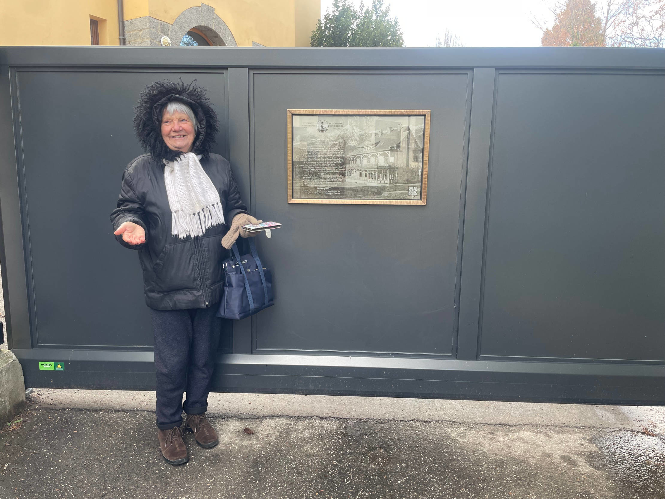 Vorsitz mit Gedenktafel