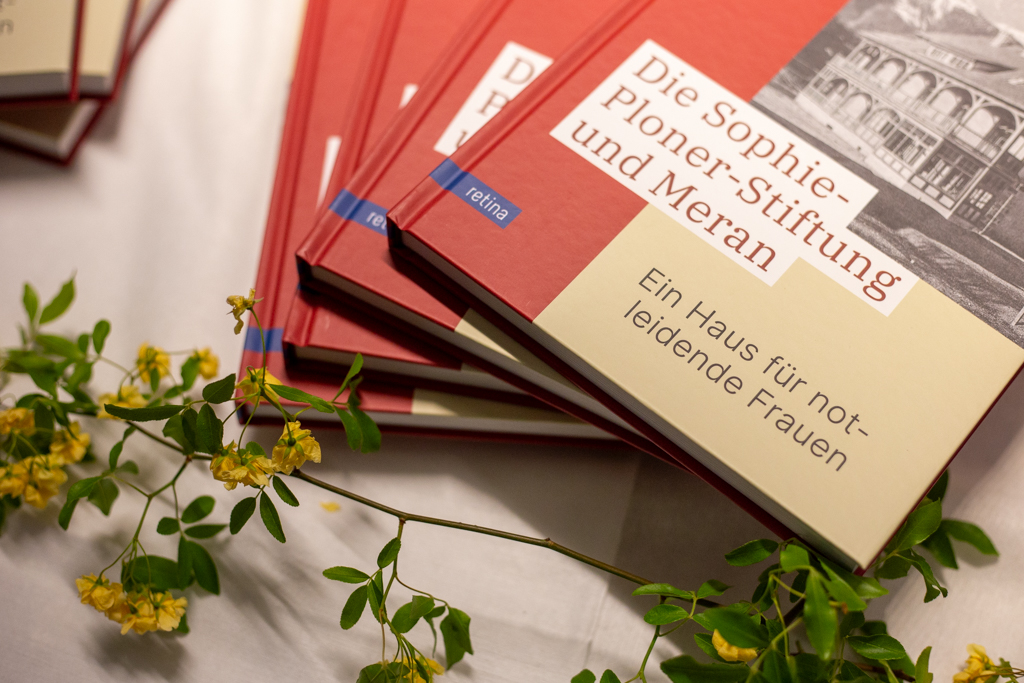 Bücherstapel der Stiftungschronik