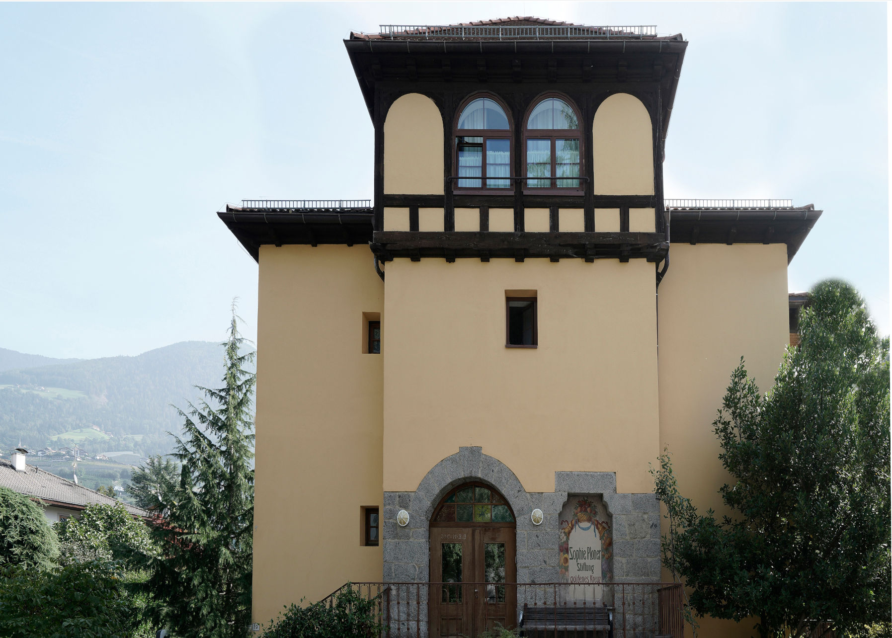 Heutige Frontansicht des Stiftungshauses in Meran