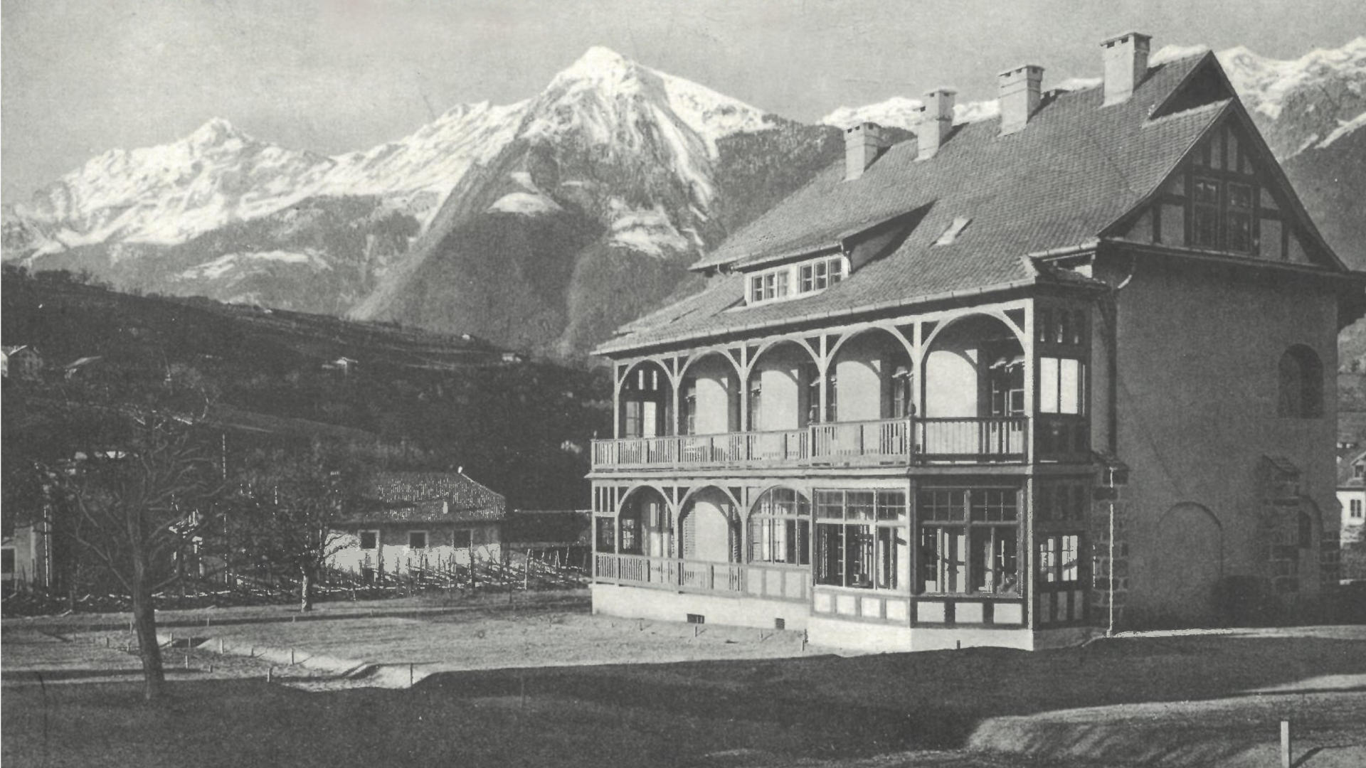 Historische Aufnahme des Stiftungshauses „Goldenes Kreuz“ in Meran